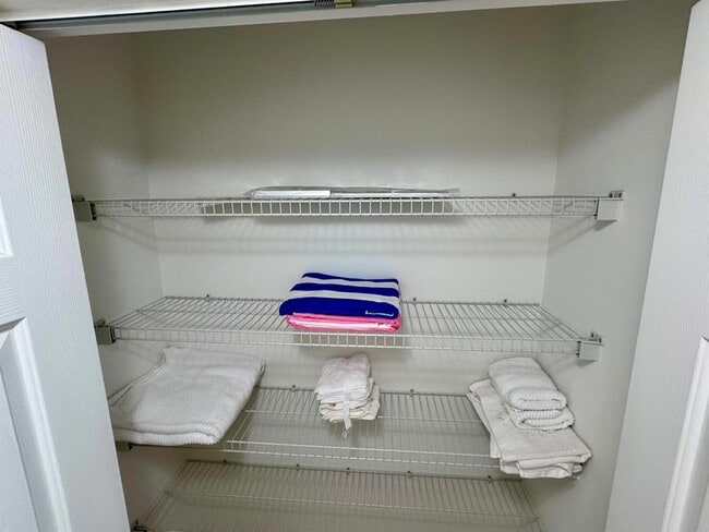 Building Photo - 625 Casa Loma Blvd