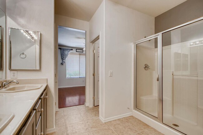 Building Photo - Stunning 1 Story 2 Bedroom Home in Summerl...