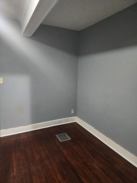 Building Photo - 811 N Pine St
