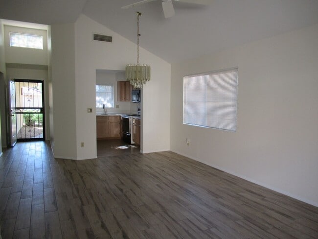 Building Photo - Single Level Townhome in Scottsdale!