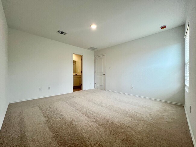 Building Photo - ?$500 OFF 1ST MONTH - Mustang School Distr...