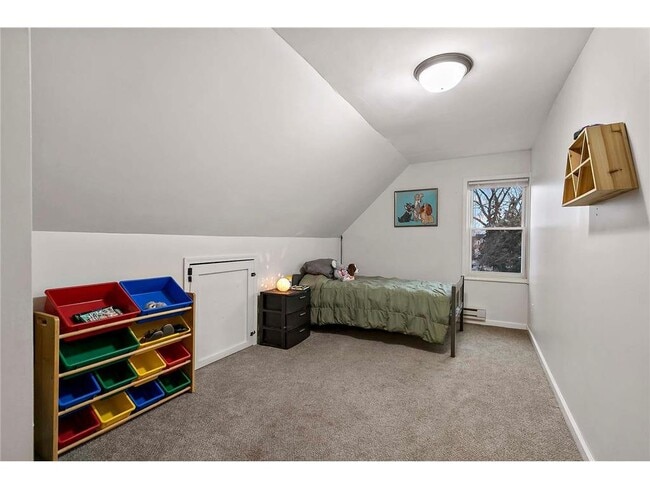 Building Photo - 950 Arkwright St N