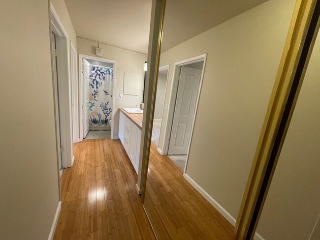 Building Photo - Spacious Updated Two Bedroom Condo in Wate...
