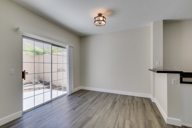 Building Photo - Amazing !! 2 Bedroom 2.5 Bathroom Townhous...