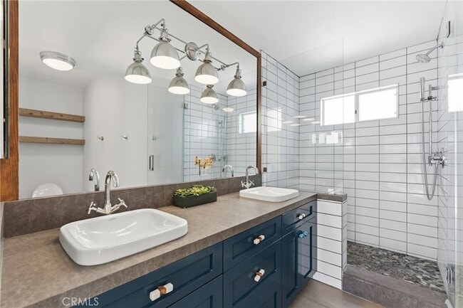 Building Photo - 1452 Loma Dr