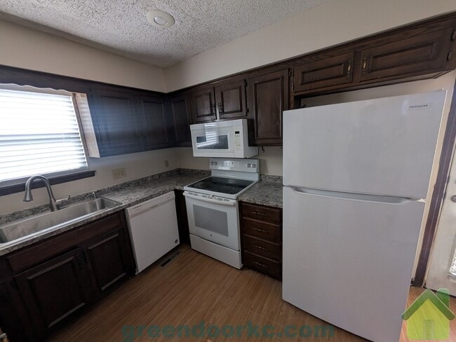 Building Photo - 849 S Lindenwood Dr