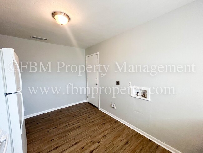 Building Photo - 330 W College St