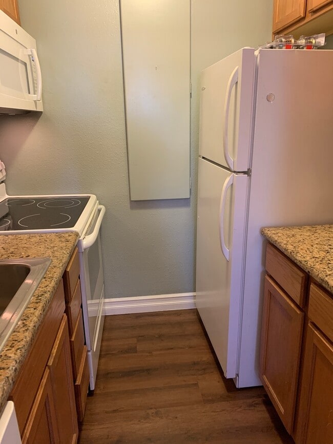 Building Photo - Top Floor Condo in Southeast Denver 2 bed ...