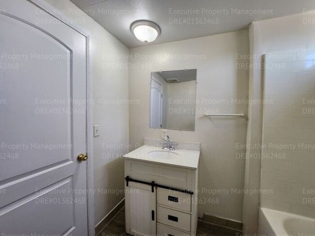 Building Photo - 3 bedroom/ 2 bathroom home