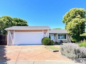 Building Photo - Updated and Move-In Ready 3BD/2BA, Single-...