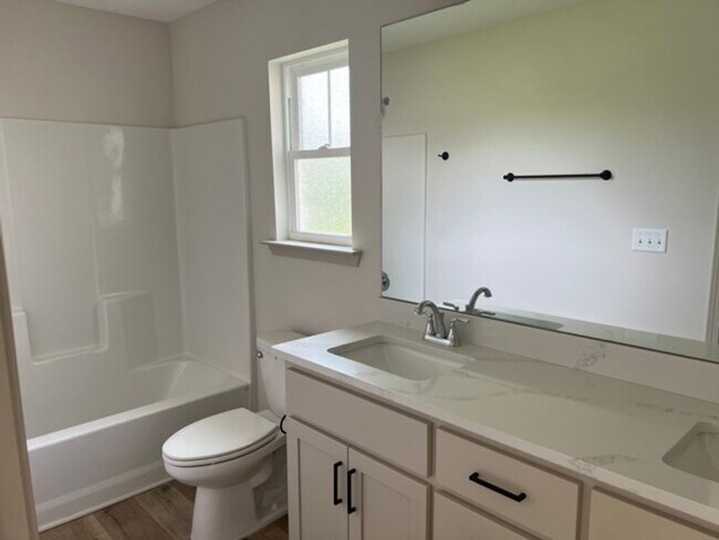 Building Photo - 3 bed 2 bath House