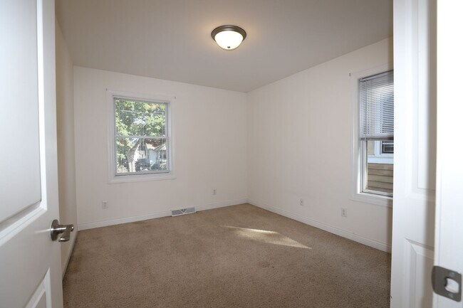 Building Photo - 2021 Monroe St