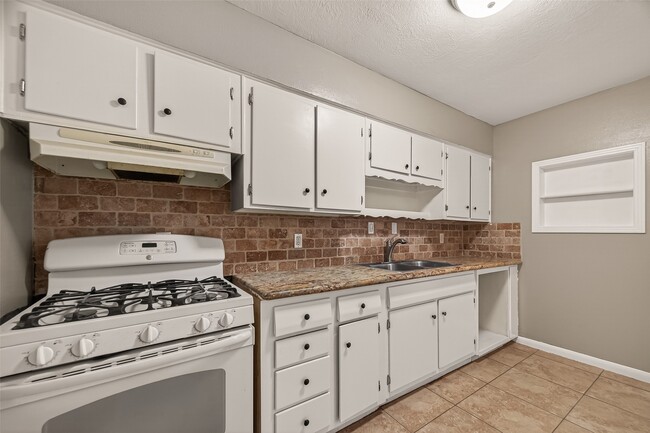 Building Photo - 1310 Belshire Rd