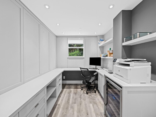 Building Photo - 1050 Seminole Dr