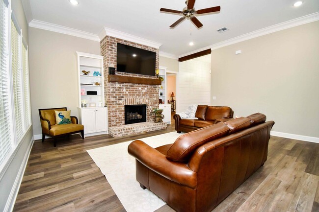 Building Photo - Beautiful 5 Bed 4 Bath Home in Ruston!