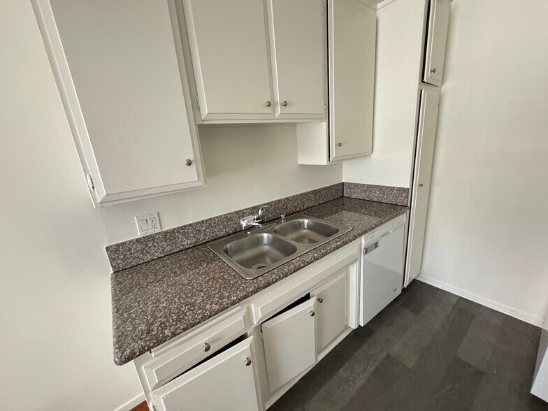 Building Photo - 447 W Elk Ave