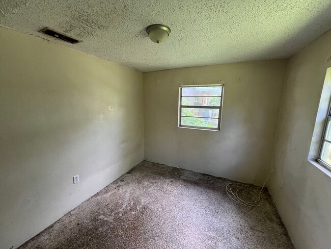 Building Photo - HUGE 3BR/1BA Dade City Home w/Large Bedroo...