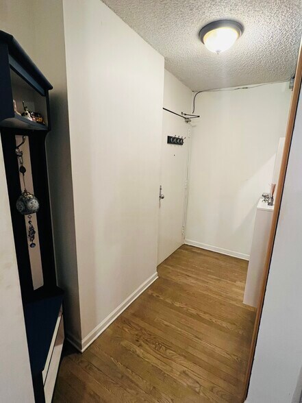 Entryway - 200 N Dearborn St