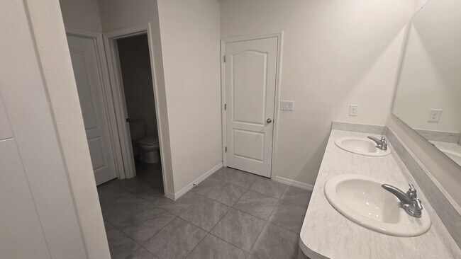 Building Photo - 3358 Summerdale Way