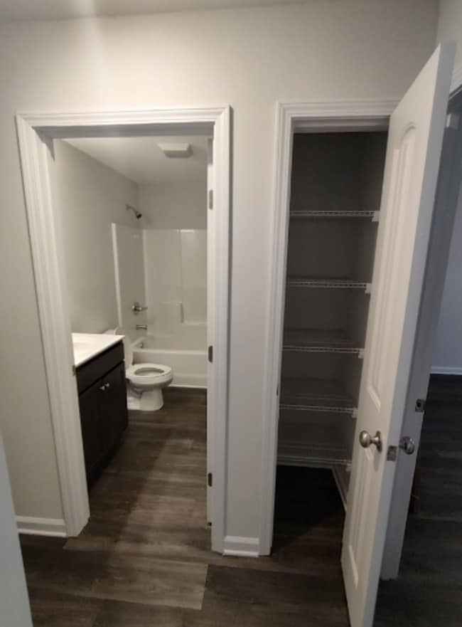 Building Photo - Move in Ready! Easy & Quick move-in process