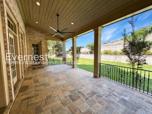 Building Photo - Spacious 7 Bed/8 Bath Home with Garage / Pet-Friendly / Available Now!