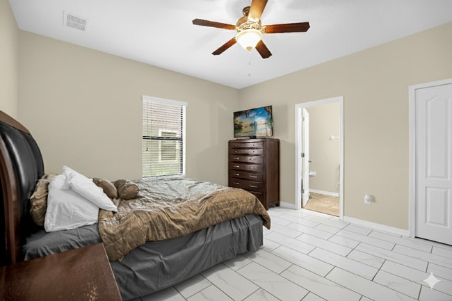 Building Photo - "Discover Spacious Elegance: 5-Bed, 3-Bath...