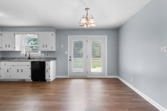 Building Photo - Newly renovated three bedroom home for ren...