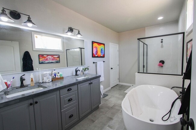 Building Photo - RENOVATED 3-BEDROOM HOME IN BEACON HILL
