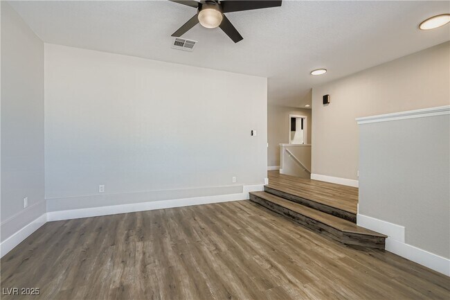 Building Photo - 6690 N Torrey Pines Dr
