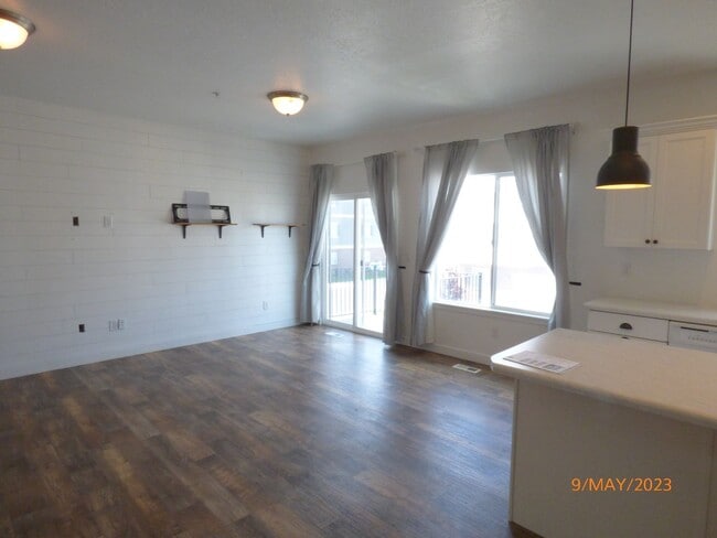 Building Photo - Upgraded 3 Bed 2.5 Bath Townhome in Herriman