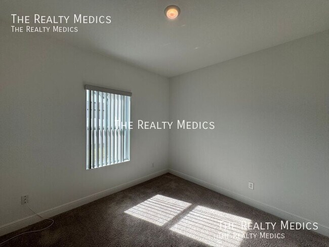 Building Photo - 1537 Meadowlark Dr