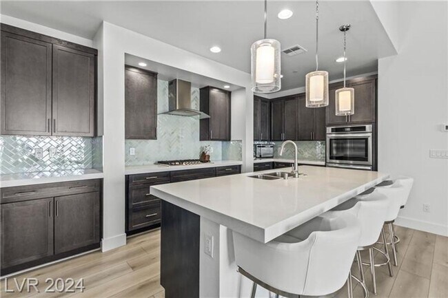 Building Photo - Elevated Desert Living with Strip & Mountain Views – Fully Furnished 6-Bedroom Retreat!