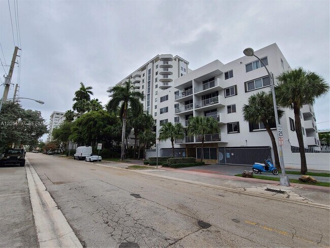 Building Photo - 1605 Bay Rd