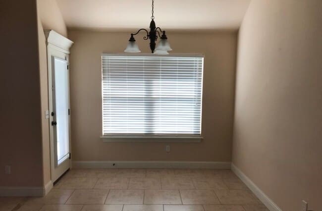 Building Photo - Beautiful Home