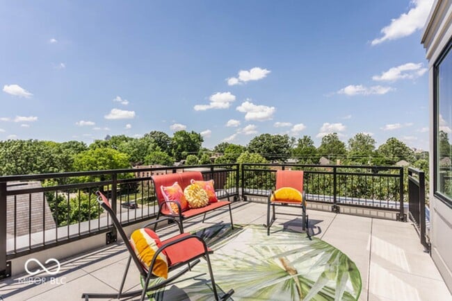 Building Photo - Beautiful townhome located off 16th and College. Pets allowed for an additional $1,000 non refund...