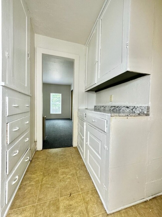 Building Photo - 1243 E Walnut St