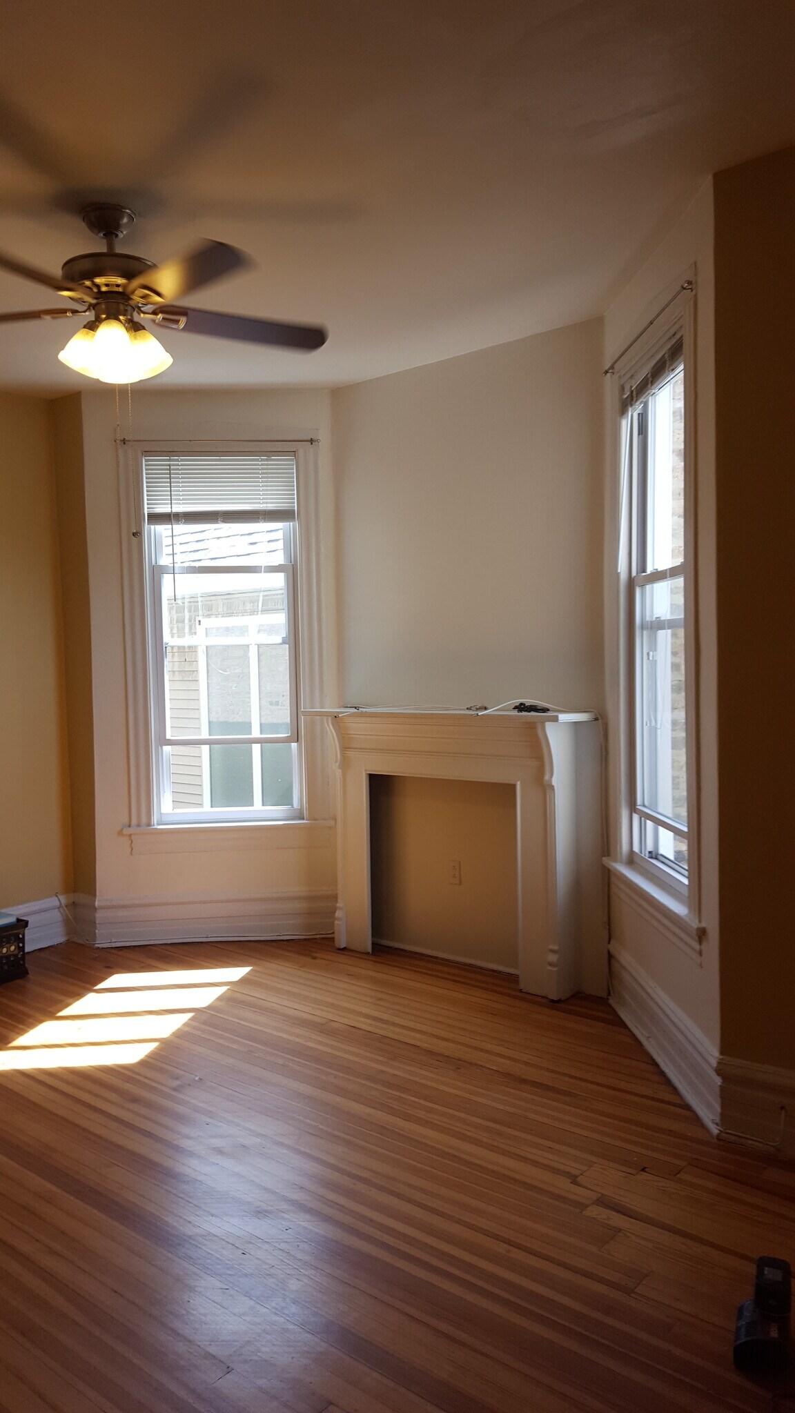 Building Photo - 3832 N Lakewood Ave