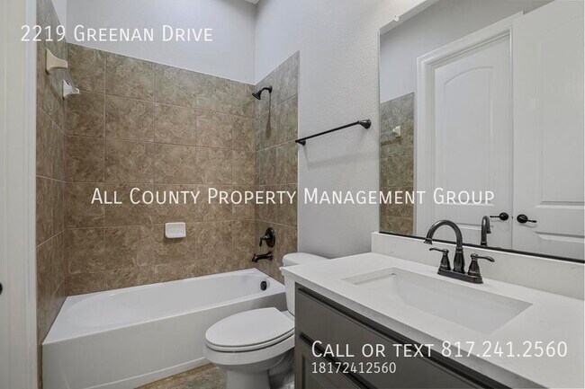 Building Photo - 2219 Greenan Dr