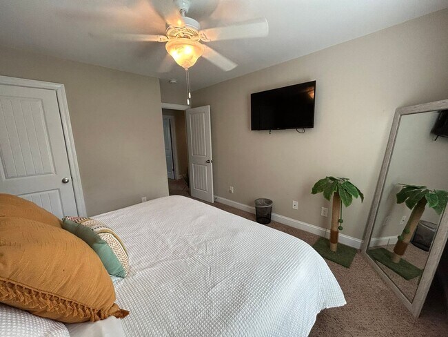 Building Photo - Enjoy private living in this beautiful 3 bedroom, 2.5 bathroom home on almost half acre lot!