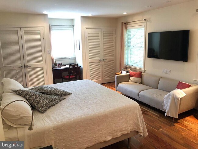 Building Photo - 10309 Bells Mill Terrace