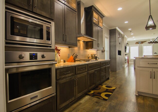 Building Photo - NOW AVAILBLE!! Furnished Custom-Built Home w/ Flexible Lease Options, 1.5 Miles to Broadway!