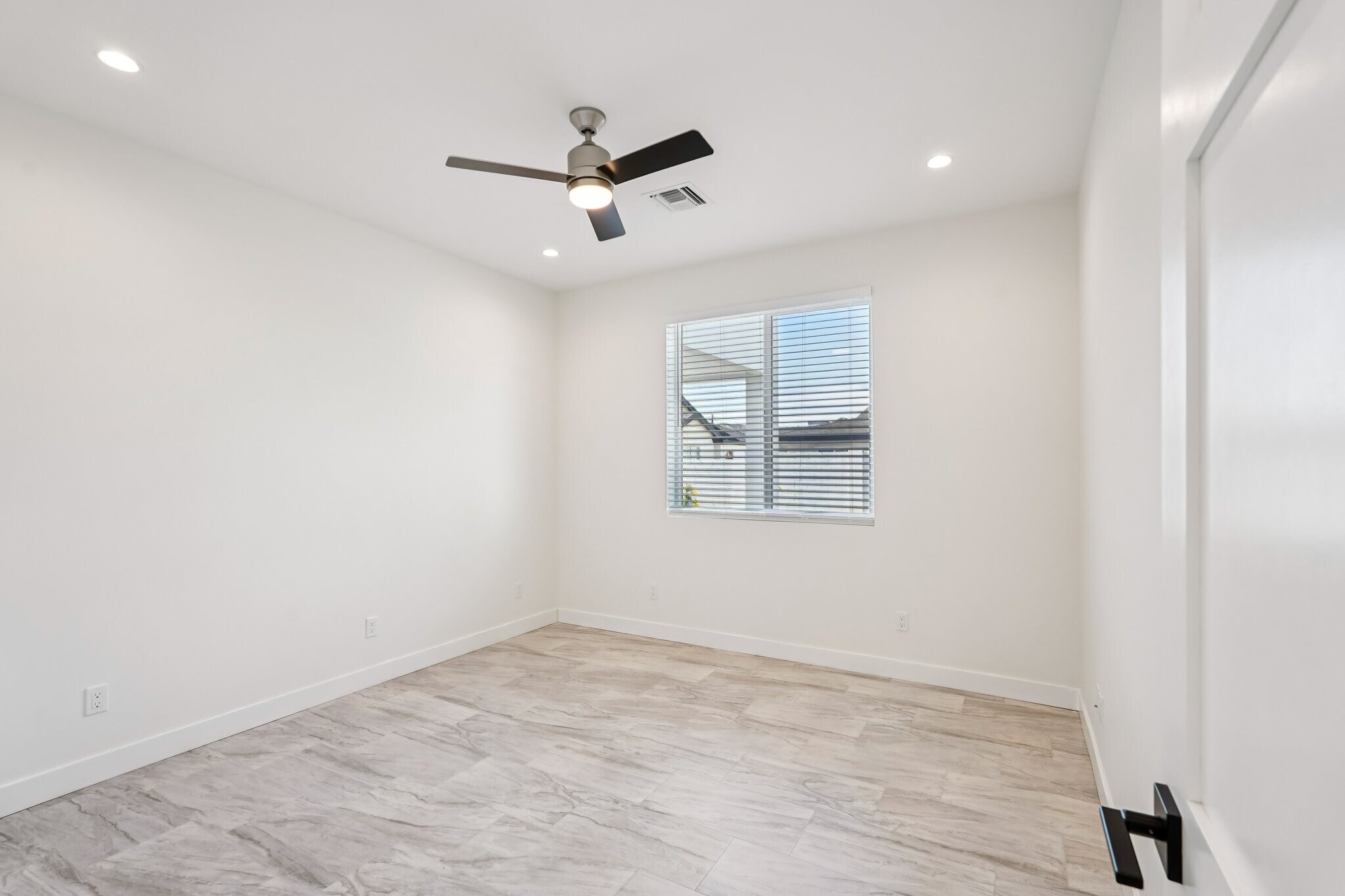 Building Photo - 910 E Roma Ave