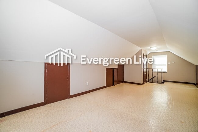 Building Photo - 567 S Weyant Ave