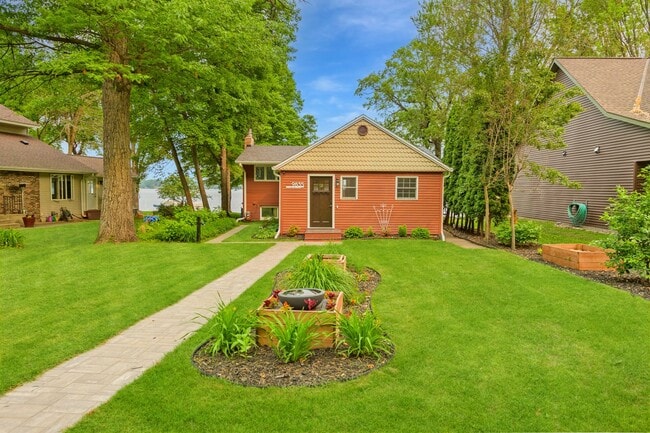 Building Photo - Rare green lake lake home for long term re...