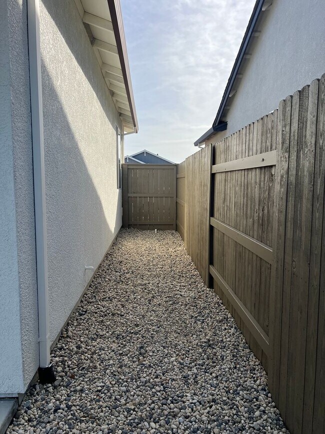 Building Photo - STUNNING BRAND NEW 3 BEDROOM HOME IN W. ROSEVILLE!!