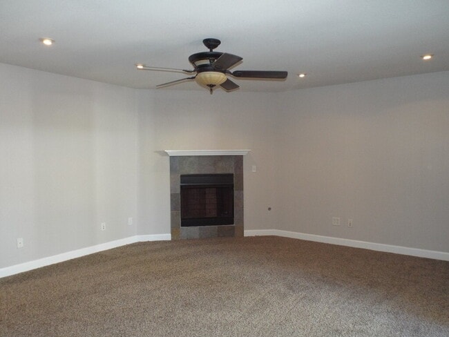 Building Photo - Spacious Pace Home with Office, Fireplace ...