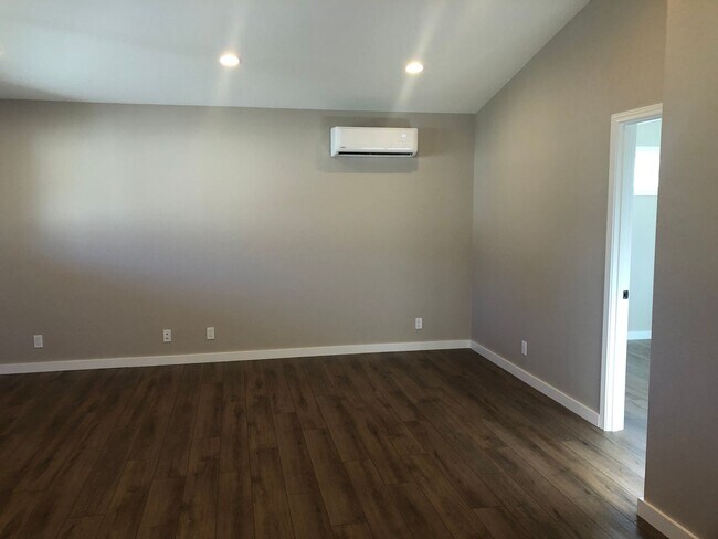 Building Photo - Beautiful 1 bedroom 1 bath house in Springfield!