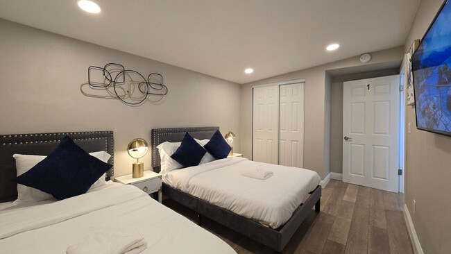 Building Photo - 1059 Gillespie Dr