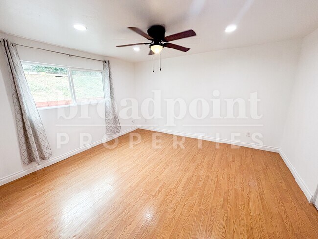 Building Photo - 581 Glenheather Dr