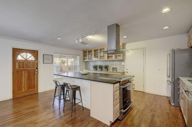 Building Photo - 1909 Winsted Ln